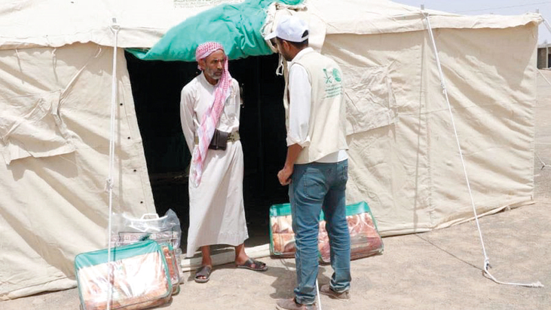 المساعدات شملت 50 خيمة و200 بطانية استفادت منها 50 أسرة نازحة.  واس