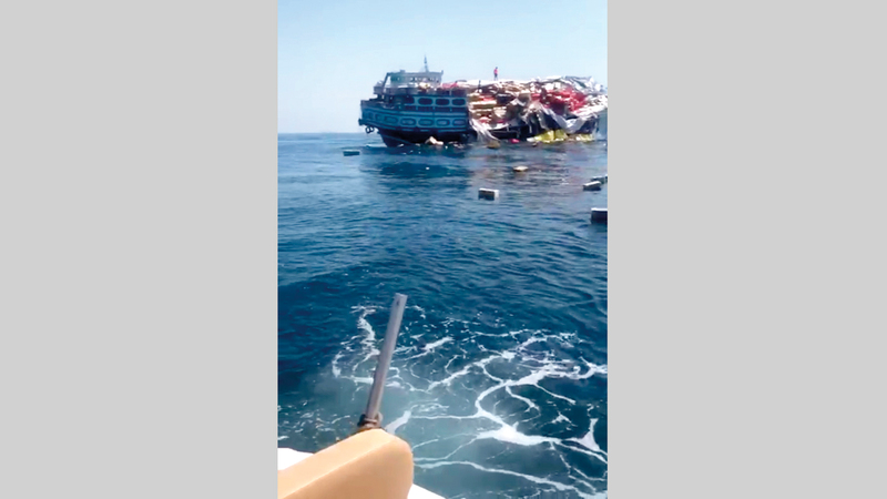 الحمولة الزائدة أدت إلى سقوط البحارة والبضائع في عرض البحر.  ■من المصدر