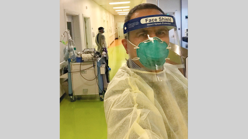 الدكتور جهاد صالح خلال أداء عمله.  من المصدر