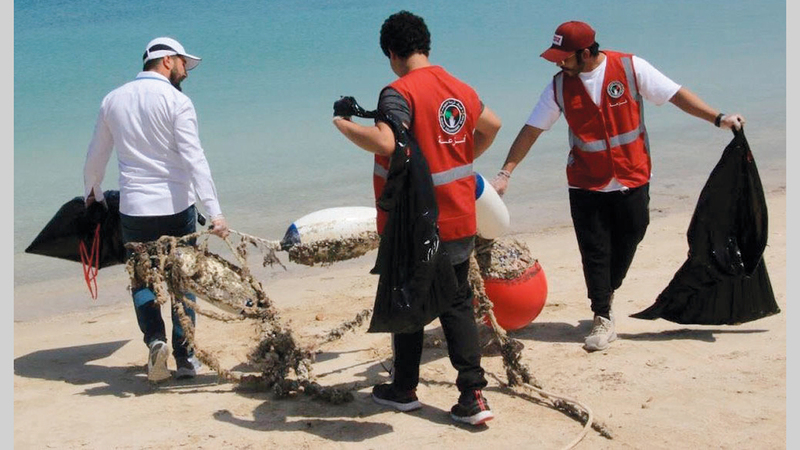 فريق فزعة ينتشل المخلّفات من الموانئ والشواطئ البحرية.  من المصدر