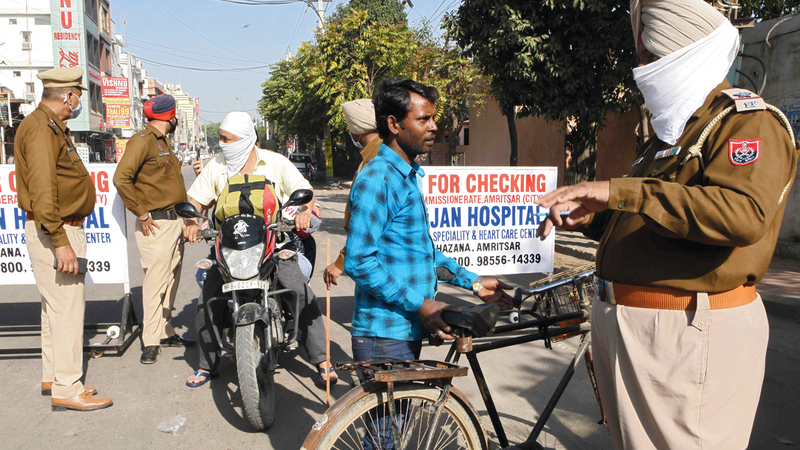 الشرطة الهندية تستوقف المارة في ولاية البنجاب.  أ.ف.ب
