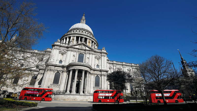 حافلات خالية في لندن أمام كاتدرائية سانت بول أمس.  رويترز