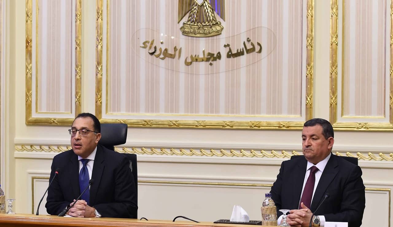 رئيس الوزراء المصري ووزير الإعلام خلال المؤتمر الصحافي لإعلان حظر التجوال.