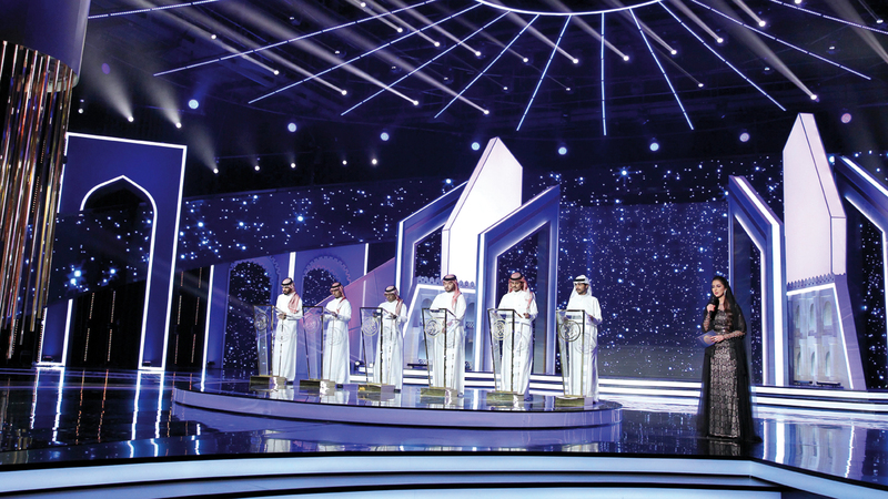 صورة جماعية للشعراء المتنافسين في الحلقة. من المصدر