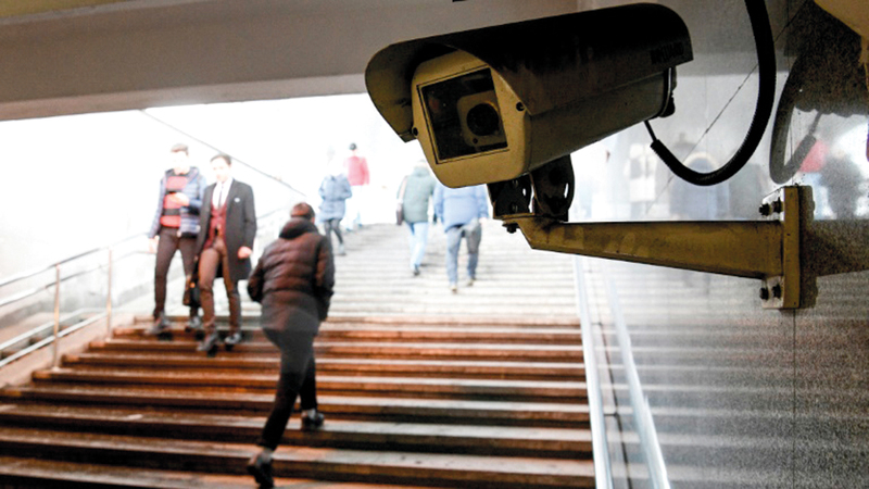 كاميرا مراقبة في ممر تحت الأرض بموسكو.  أ.ف.ب