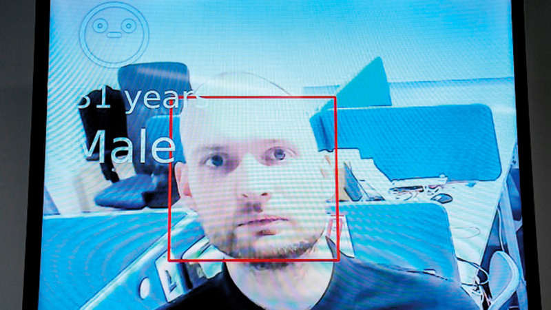 موظف في «إن تك لاب» يدعى نيكولاي غرونين أثناء عرضه التكنولوجيا خلال مقابلة مع «فرانس برس» بتاريخ 5 فبراير 2020.  أ.ف.ب