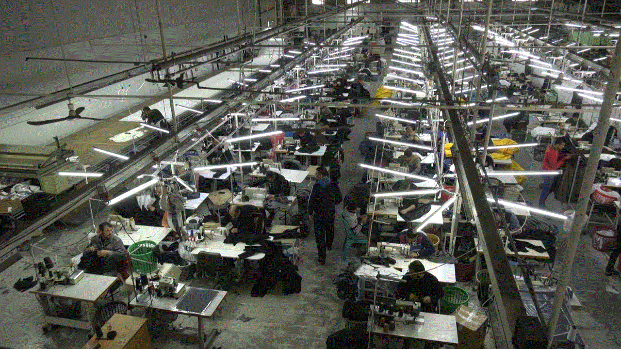 إنتاج المصنع الغزي كمامات كورونا وفر العمل للمئات.