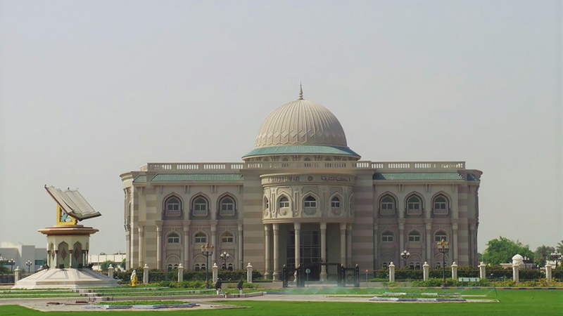 مكتبة الشارقة العامة تأسست على يد الشيخ سلطان بن صقر القاسمي عام 1925. أرشيفية