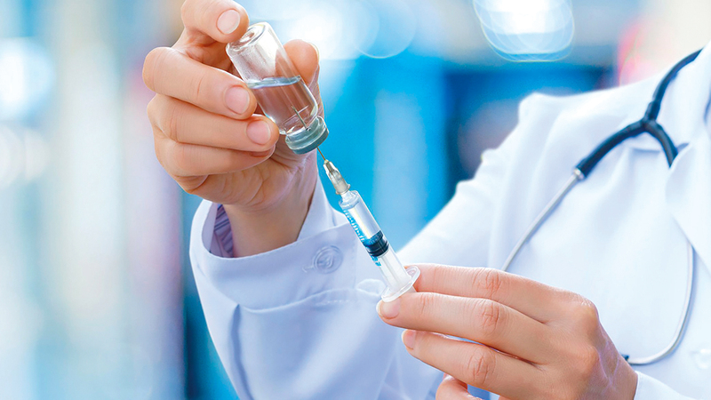 المشاركون في الأعمال الفنية يرون أن تعقيم مواقع التصوير ليس كافياً. غيتي