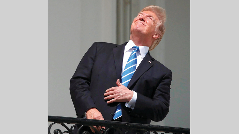 ترامب نظر إلى الشمس أثناء الكسوف دون نظارات. أرشيفية