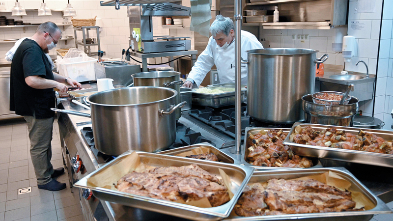 تاكاكس وطهاة آخرون قرروا مواصلة العمل لدعم الكوادر الطبية في العاصمة المجرية.   أ.ف.ب