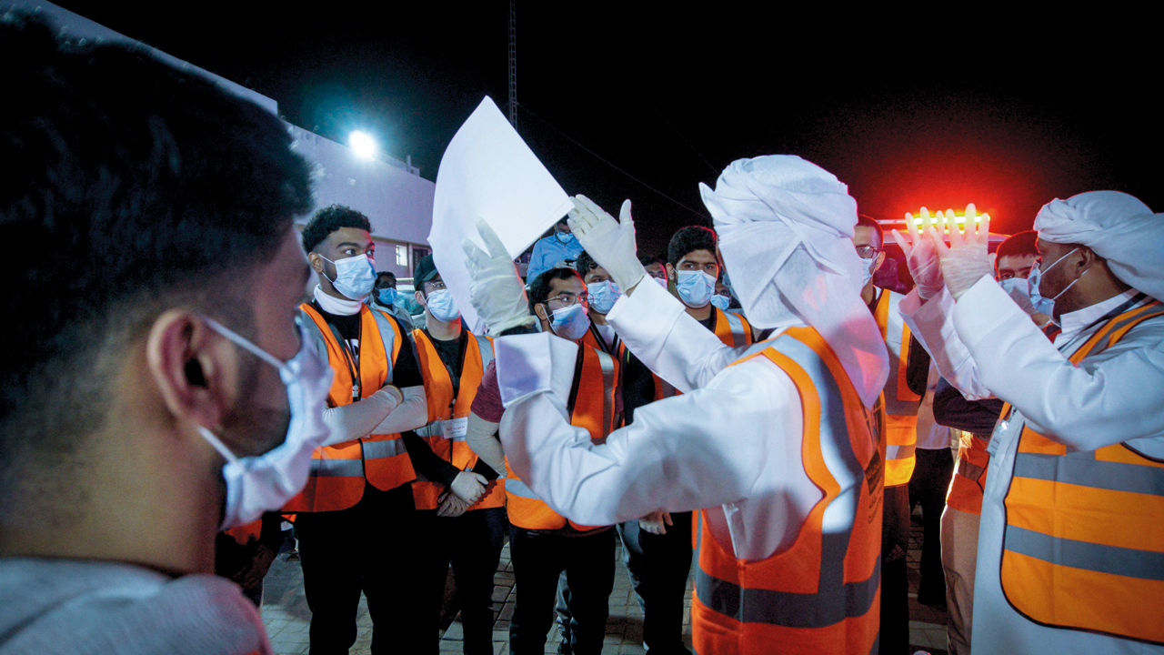 جانب من تنظيم العمل خلال إطلاق فرق التعقيم بمختلف مناطق الدولة. الإمارات اليوم