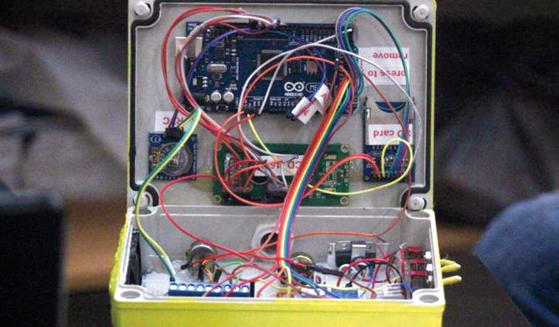 لوحات تحكم جهاز التيربو الذي ابتكره الشقيقان علاونة. الإمارات اليوم