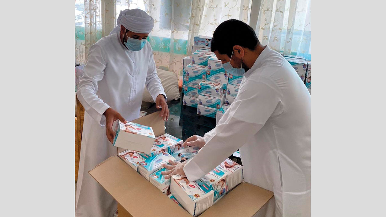 فريق التفتيش خلال فحص الكميات المصادرة.  من المصدر