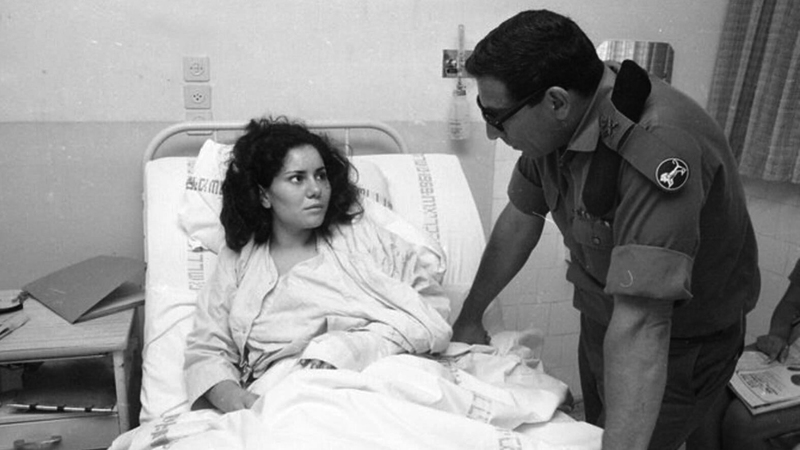 وزير السياحة الإسرائيلي المتطرف رحبعام زئيفي الذي اغتالته الجبهة الشعبية يحقق مع المناضلة تيريزا هلسا. ■ أرشيفية