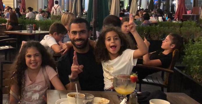 أحمد فتحي مع بناته