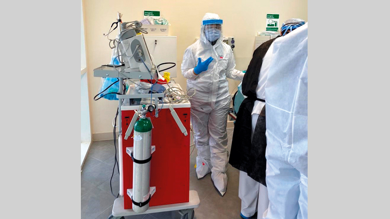 أسماء خلال عملها بمركز الطوارئ. الإمارات اليوم