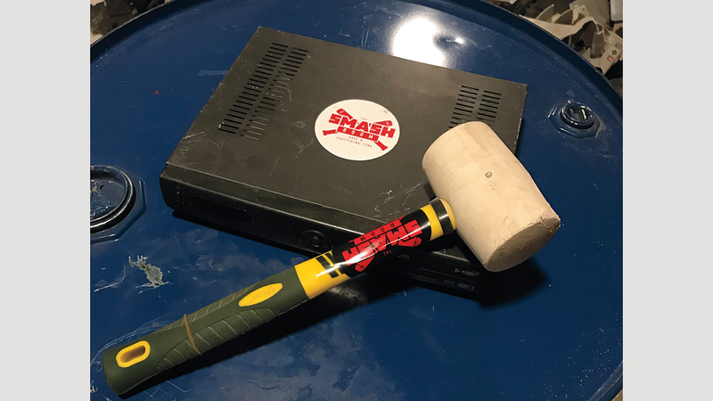 الصندوق يحتوي على جهاز إلكتروني واحد للتحطيم صغير من المطاط وقفازات ومفرش خاص للأرض. من المصدر