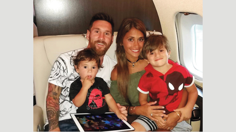 ميسي طبع أسماء أفراد عائلته الصغيرة على درجات سلم الصعود إلى الطائرة. من المصدر