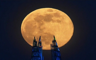 الصورة: بالصور.. قمر أبريل العملاق الوردي