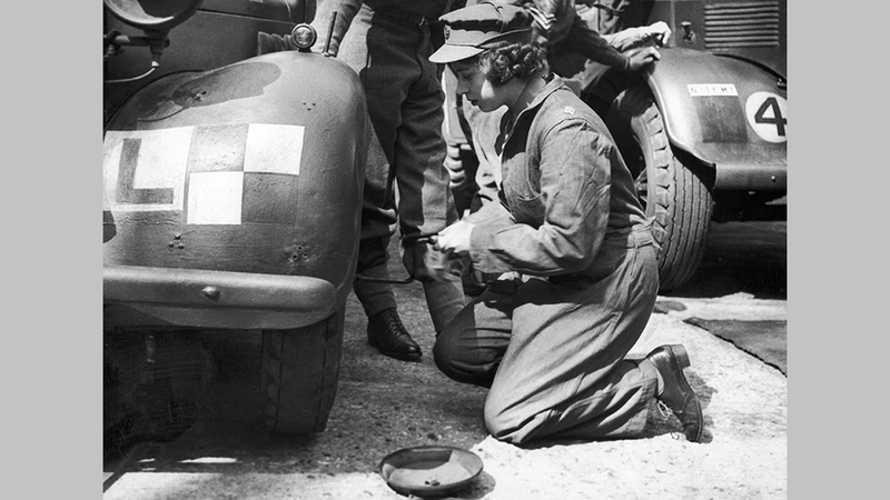 الملكة إليزابيث كانت تستمتع بالعمل الشاق في تصليح السيارات.	■ أرشيفية