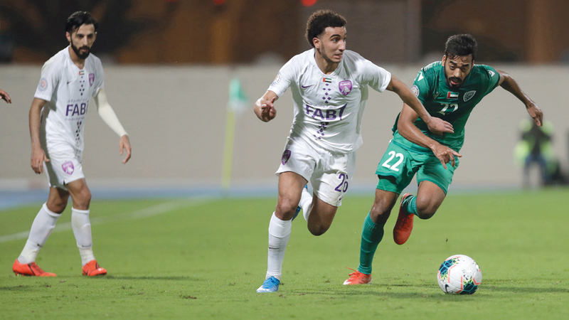 لاعب العين عمر ياسين في لقاء سابق أمام خورفكان.  الإمارات اليوم