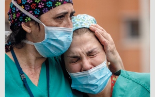 الصورة: أميركا تتخطى إيطاليا وتسجل أعلى وفيات  بـ &laquo;كورونا&raquo; في العالم.. وإصابات إيران تقفز إلى 70 ألفاً