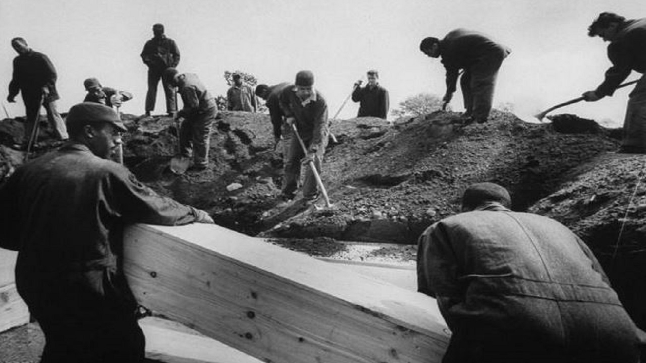 سجناء يدفنون جثثاً في جزيرة الموت عام 1963. (غيتي)