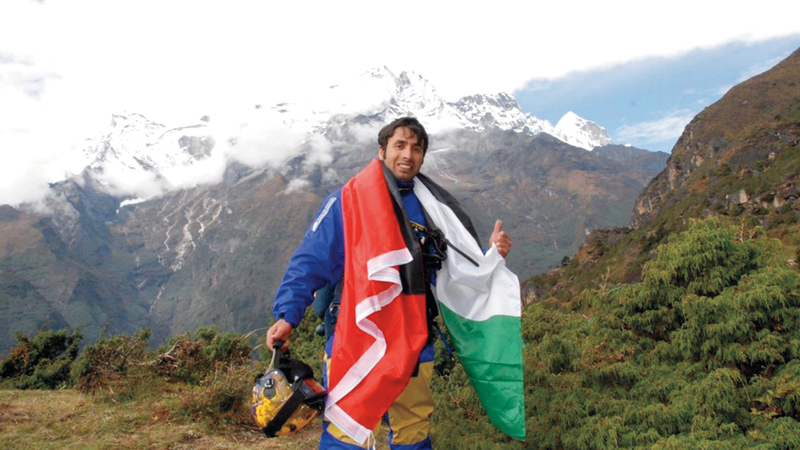 النيادي يحمل رقماً قياسياً في موسوعة غينيس بالقفز من أعلى قمة إيفرست. من المصدر