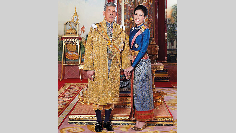 الملك والملكة في صورة رسمية. من المصدر