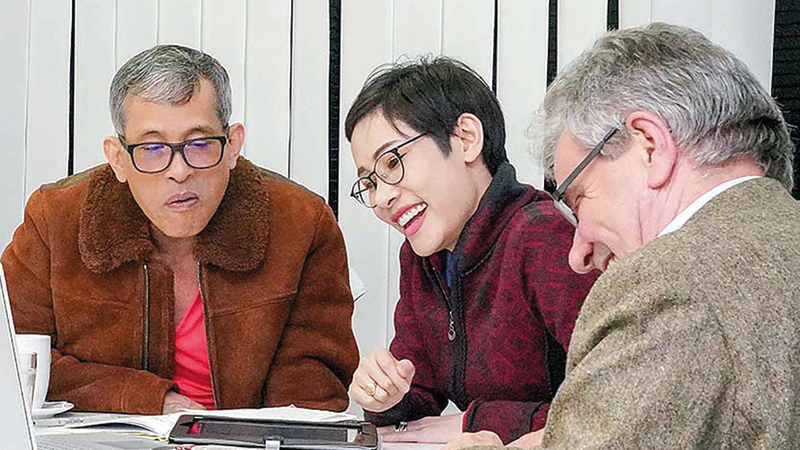 الملك وزوجته الملكة سوثيدا التي اختارت سويسرا منفى اختيارياً لها.  من المصدر