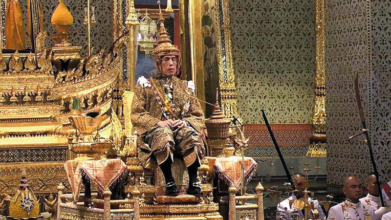 ملك تايلاند منفصل عن شعبه. ■ من المصدر
