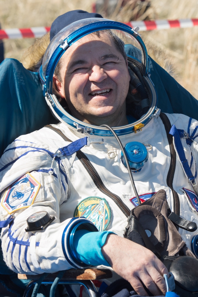 أوليغ سكريبوتشكا بعد الهبوط في سهوب كازاخستان. أ.ب