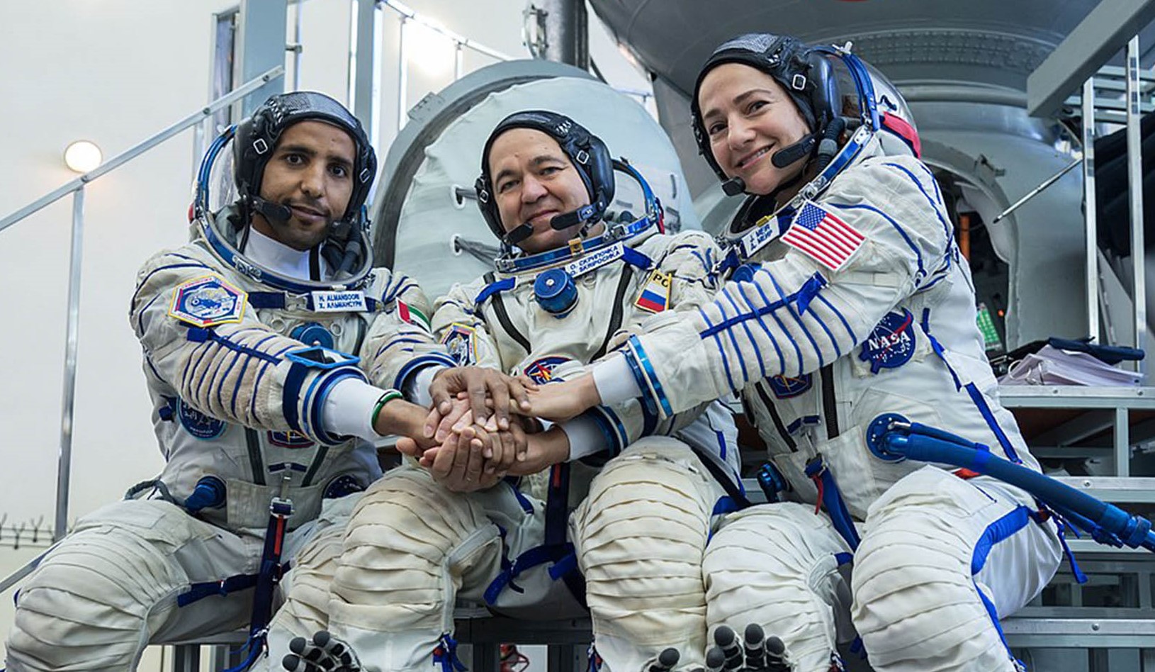 هزاع المنصوري وجيسيكا مير وأوليغ سكريبوتشكا قبيل انطلاق رحلتهما إلى محطة الفضاء الدولية في سبتمبر الماضي

أرشيفية