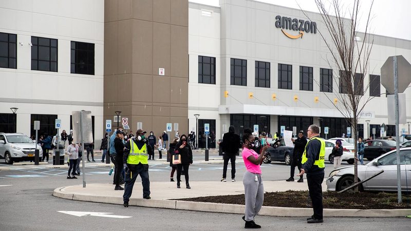 احتجاج أمام مقر شركة أمازون بولاية نيويورك ضد تخاذل «الشركة» في دعم ضحايا «كورونا». ■ رويترز
