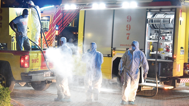 الفرق المشاركة زارت 490 سكناً للعمال للتأكد من توافر شروط الوقاية والسلامة فيها.  أرشيفية - أ.ف.ب