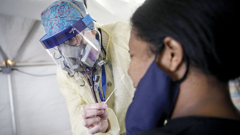 تأكدت إصابة قرابة الـ810 آلاف شخص، ووفاة ما يربو على 45 ألف شخص بـ«الفيروس» في الولايات المتحدة حتى الآن.  أ.ب