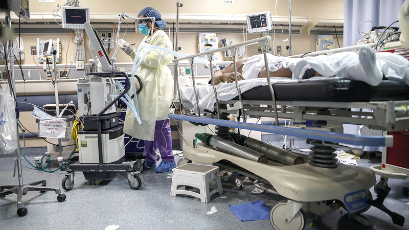 الموجة المقبلة من «الفيروس» سترهق الطواقم الطبية أكثر.  أ.ب