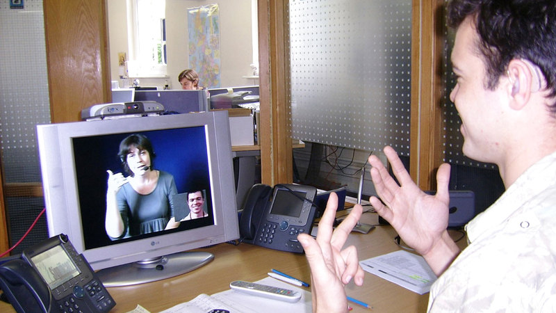 فاقدو السمع يعانون نظرة سلبية تجاههم.  أرشيفية