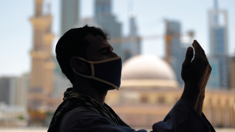 مع اقتراب رمضان برزت تساؤلات حول موعد فتح المساجد وإمكانية صلاة التراويح في حال شهد الفيروس انحساراً. أ.ف.ب