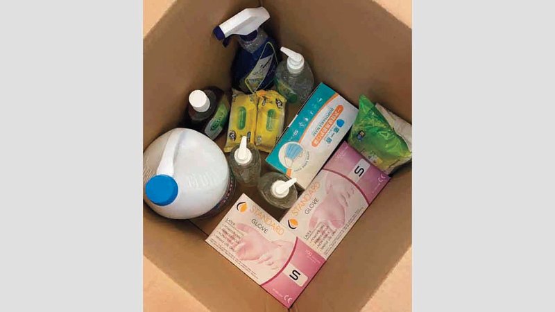 السلال تحوي عبوات تعقيم وكمامات وقفازات. من المصدر