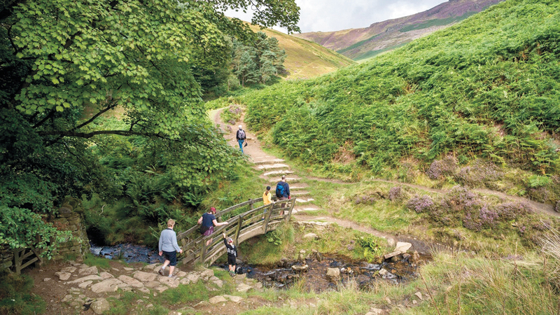 أشخاص يذهبون إلى الريف من أجل المشي. أرشيفية