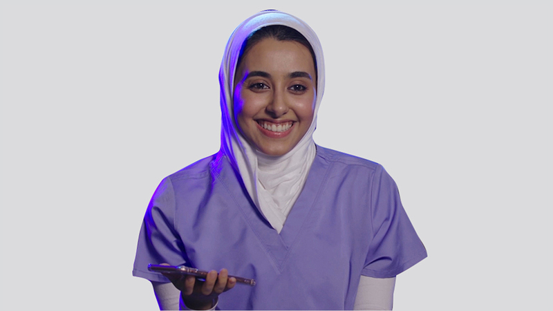 حمدة الدوبي: «فخورة بكوني ممرضة ضمن الخط الأمامي، وسعيدة بتلبية نداء الوطن».