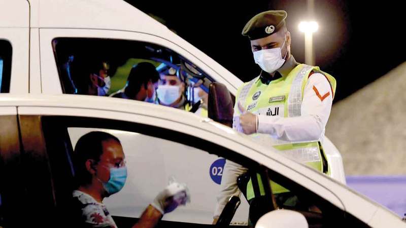 الرقيب عماد نبيل خلال عمله في نقطة التفتيش.■ تصوير: باتريك كاستيلو