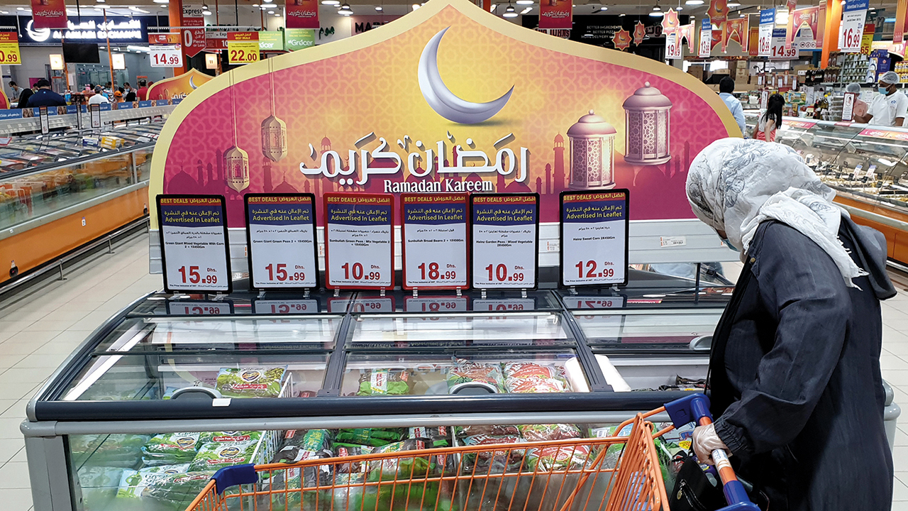 وفرة المخزون والتوسع في التوريد دعما استمرار حملات التخفيض طوال رمضان. تصوير: أسامة أبوغانم