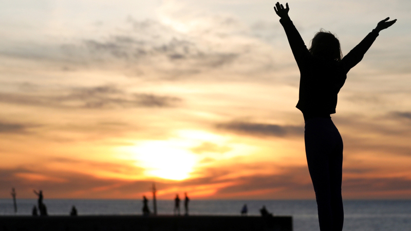 الإسبان منذ الصباح المبكر خرجوا للمتنزهات والشواطئ. رويترز