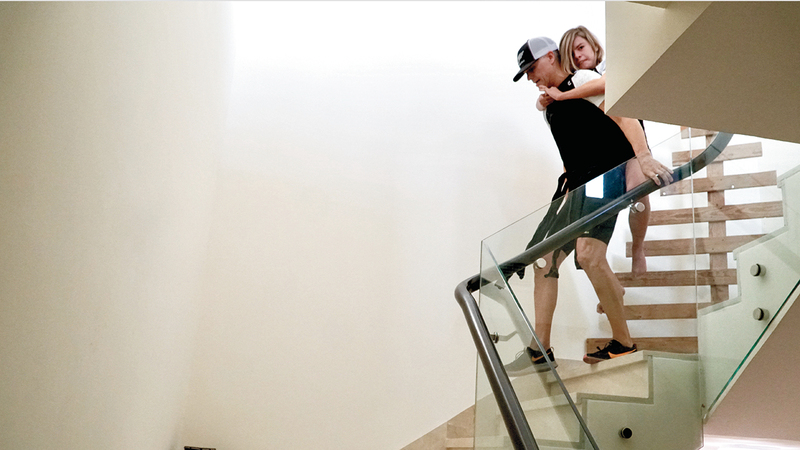 نيك واتسون وابنه ريو خلال التدريبات المنزلية.من المصدر