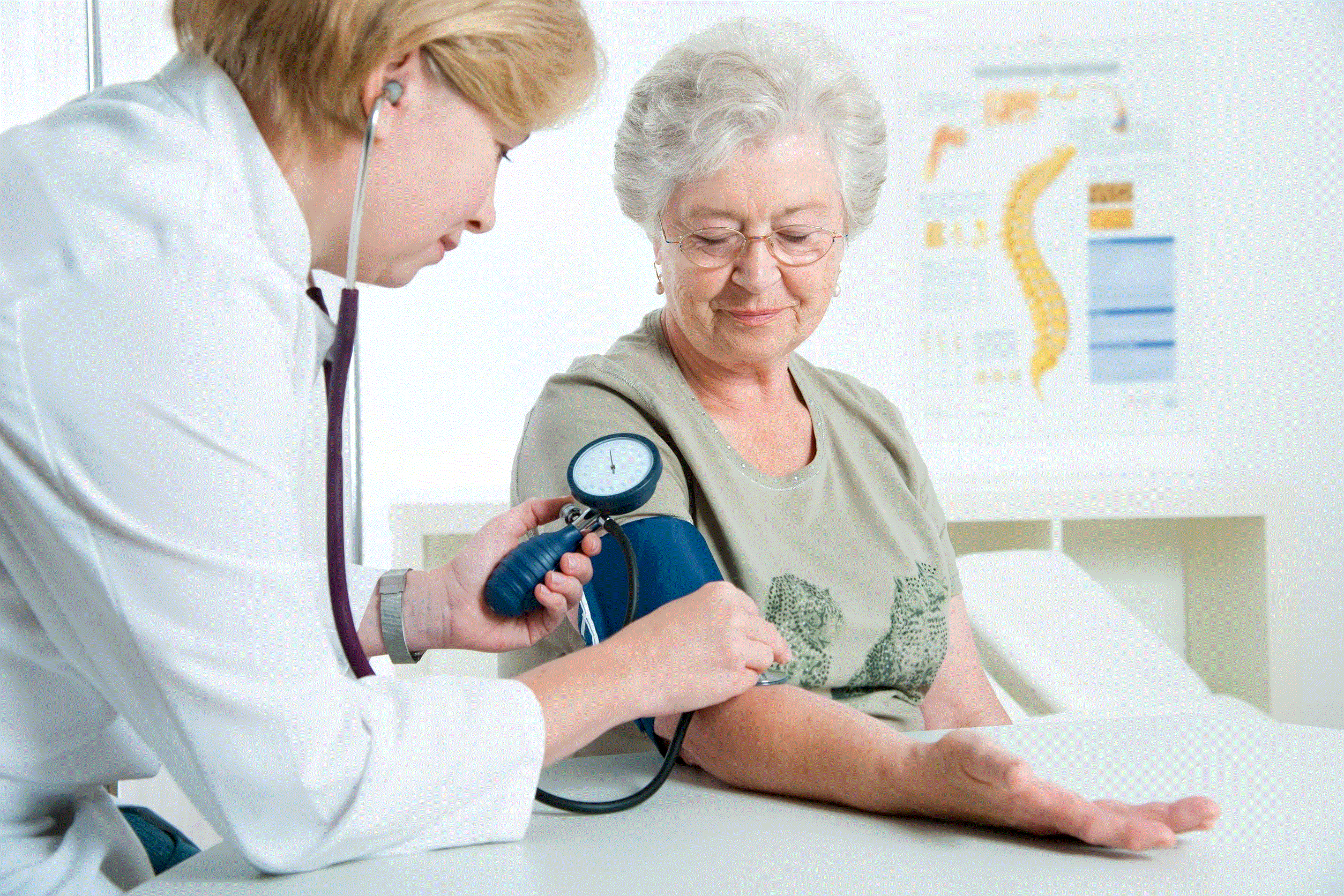 Низкое давление к какому врачу обратиться. Измерение давления у пожилых. Пациент с гипертонической болезнью. Пожилой человек меряет давление. Артериальное давление у пожилых.