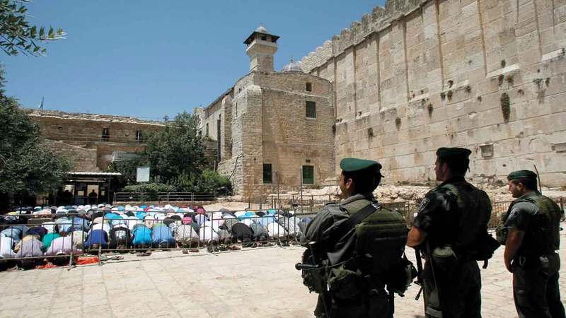 الاحتلال يقسم الحرم إلى قسمين منذ 1994.
