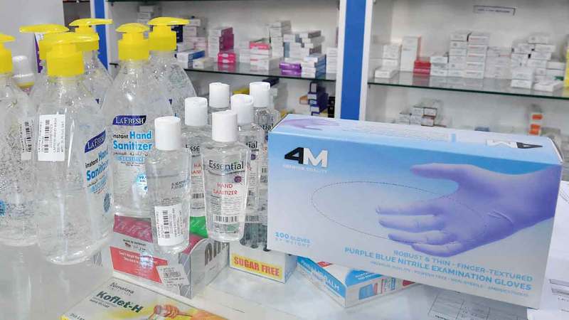 بعض المستهلكين يشترون كميات كبيرة من القفازات ما يؤدي إلى نفادها بسرعة. أرشيفية